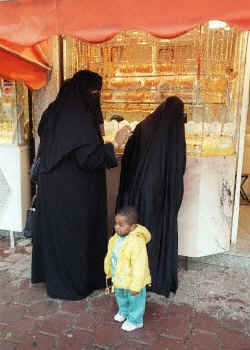 Niqabi Kuwaiti sisters in the market